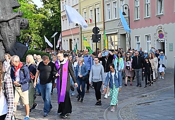 Pęcherze, trud i cuda na szlaku. Biskup do pielgrzymów: życie to podróż ku Bogu!